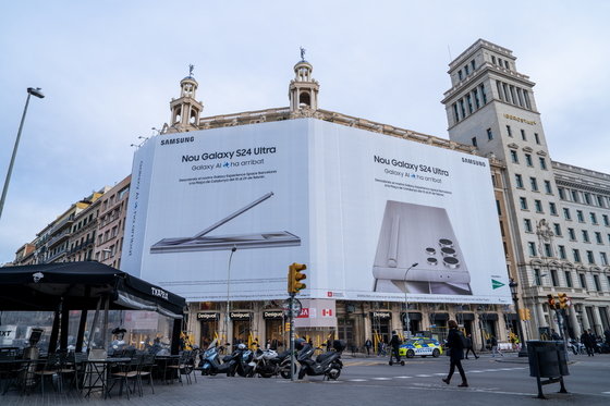 스페인 바르셀로나에 마련된 갤럭시 S24 시리즈 대형 옥외 광고. (삼성전자 제공) 2024.2.20/뉴스1