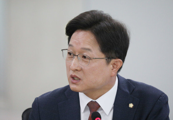 강병원 더불어민주당 의원이 17일 오전 경기 수원시 영통구 경기도청에서 열린 국회 행정안전위원회의 경기도에 대한 국정감사에서 질의를 하고 있다. 2023.10.17/뉴스1