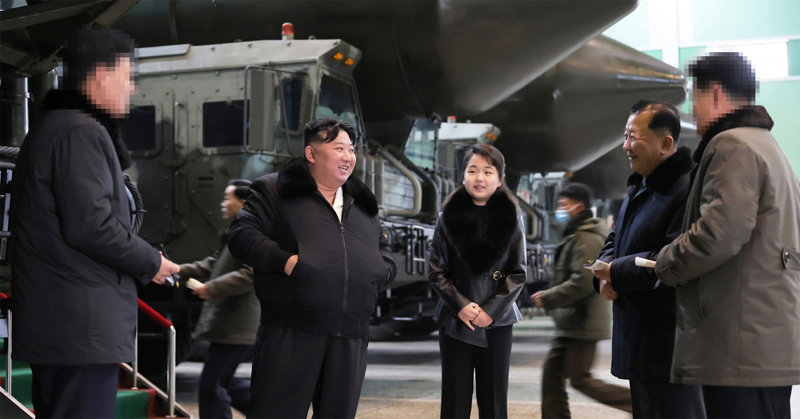 지난달 초 딸 김주애와 함께 대륙간탄도미사일 ‘화성-18형’ 발사대 차량 공장에 나타난 김정은은 “대한민국을 완전히 초토화해 버릴 것”이라며 협박 수위를 높였다. 사진 출처 조선중앙통신