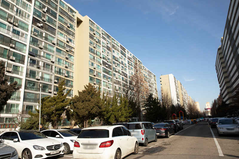 서울을 대표하는 학원가 중 한 곳인 강남구 대치동 은마아파트 전경. 25일 부동산 플랫폼 아파트실거래가(아실)에 따르면 온라인에 나와 있는 대치동 아파트 전세 매물은 이날 기준 1066채로 석 달 전인 11월 25일(1441채) 대비 26.2% 줄었다.