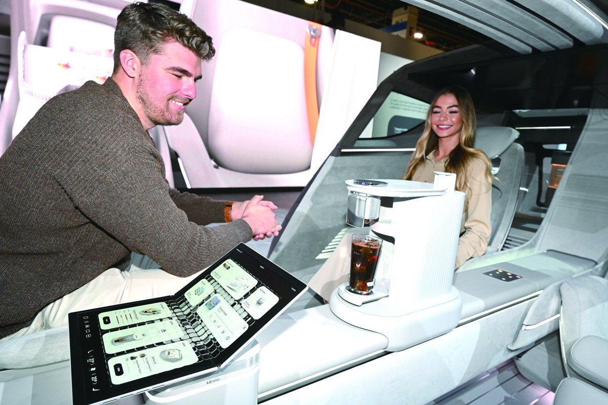 LG전자 미래 모빌리티 콘셉트 ‘LG 알파블’. 하나의 생활공간으로서 자동차에서 커피를 내려 마시거나 태블릿으로 차량을 제어하며 게임도 할 수 있다.