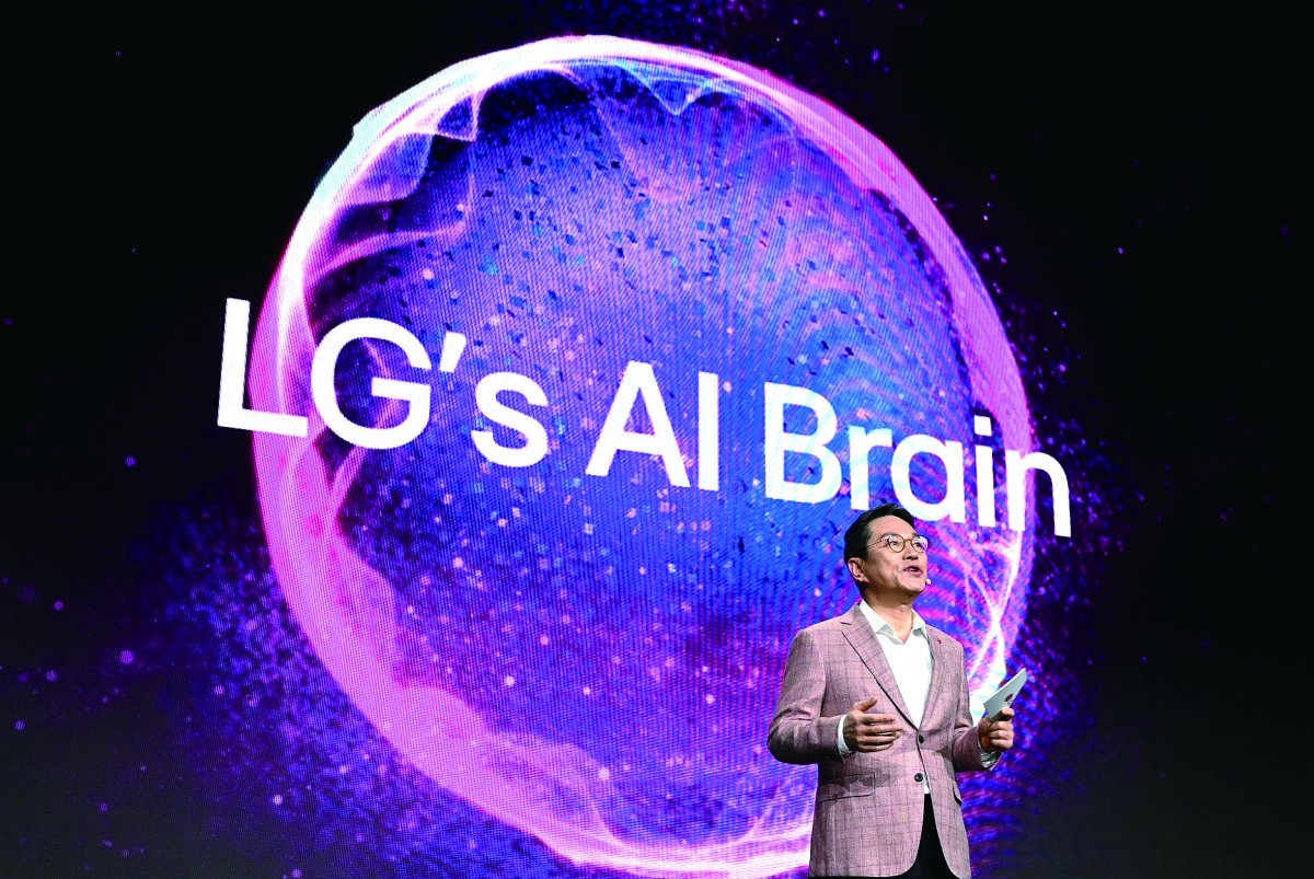 조주완 LG전자 CEO가 CES 2024 ‘LG 월드 프리미어’에서 AI 엔진 ‘LG AI 브레인’을 소개하고 있다.