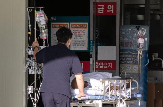 정부의 의대 정원 증원에 반발한 전공의들이 집단 이탈을 시작한지 일주일째인 26일 서울 시내의 한 대학병원 응급의료센터에서 의료진이 환자를 옮기고 있다. 2024.2.26. 뉴스1