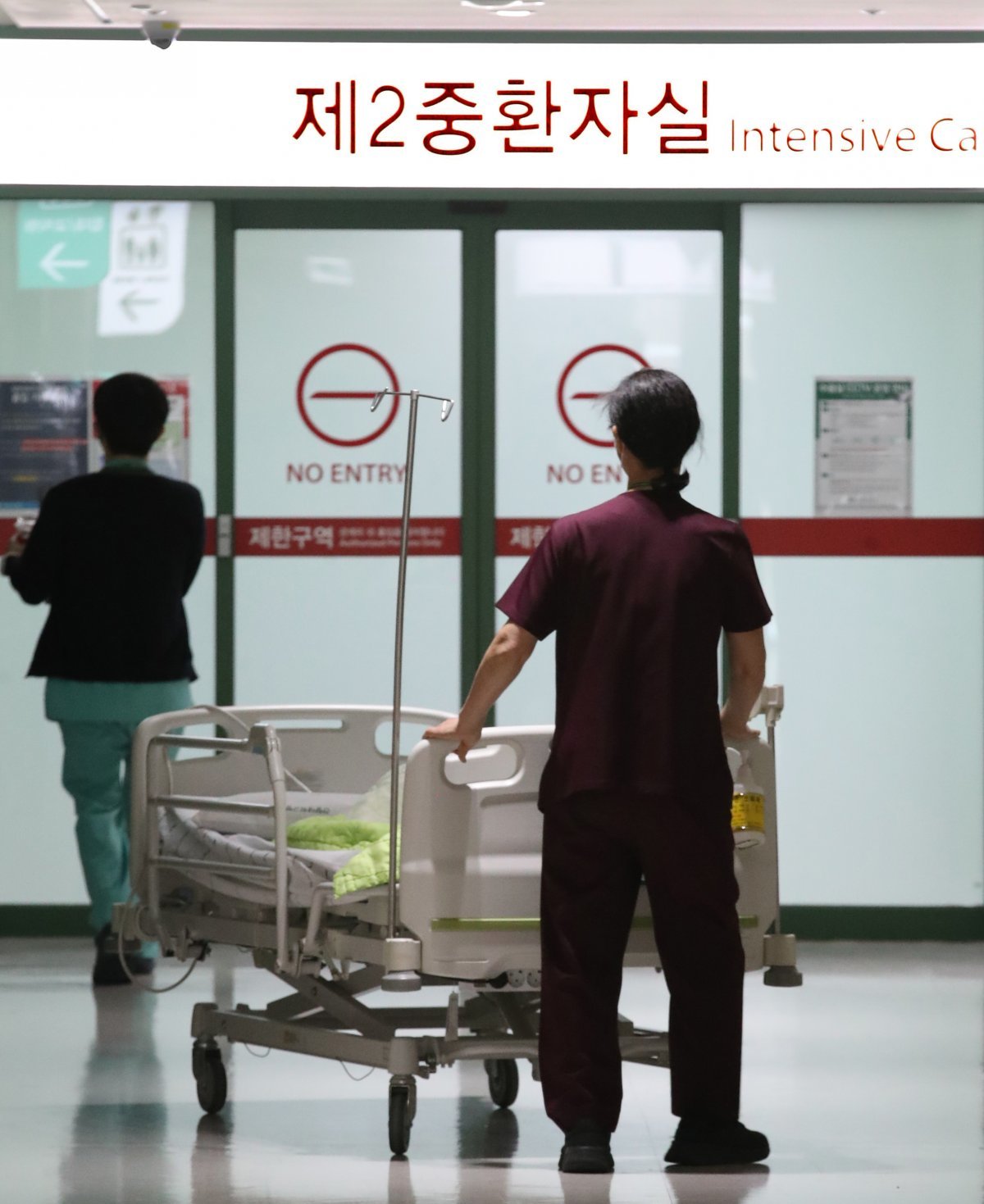 지난 23일 오후 대전 한 종합병원에서 의료진이 환자를 이송하고 있다. 2024.2.23. 뉴스1