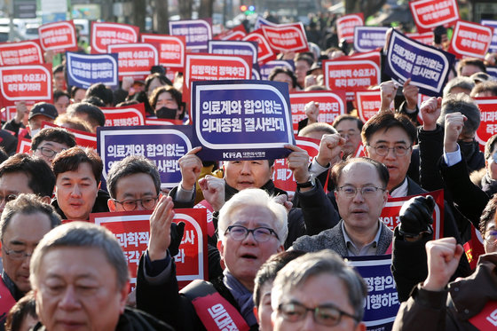 정부의 의과대학 입학 정원 확대 정책에 반대하는 대한의사협회(의협) 산하 전국 16개 시·도 의사들이 25일 오후 서울 용산구 의협회관에서 용산 대통령실 앞까지 행진해 마무리 집회를 하며 구호를 외치고 있다. 2024.2.25/뉴스1