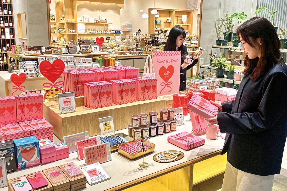 고객들이 ‘하트 투 하트: 시시호시 X 피으’ 팝업 매장에서 제품을 살펴보고 있다. 롯데백화점 제공