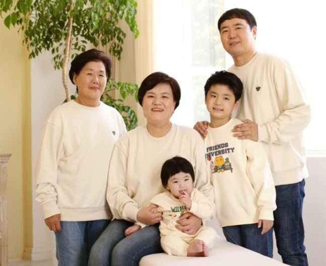 기증자 이하진씨(왼쪽 두 번째). 한국장기조직기증원 제공