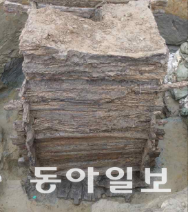 서울 몽촌토성 인근에서 최근 발견된 한성백제시대 우물.                   중부고고학연구소 제공