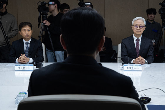 경계현 삼성전자 대표이사(오른쪽)와 곽노정 SK하이닉스 대표이사(왼쪽)를 비롯한 반도체기업 대표들이 26일 서울 중구 대한상공회의소에서 열린 반도체 산업 초격차 확보를 위한 민·관 반도체 전략 간담회에서 안덕근 산업통상자원부 장관(가운데)의 모두 발언을 경청하고 있다. 2024.2.26. 뉴스1