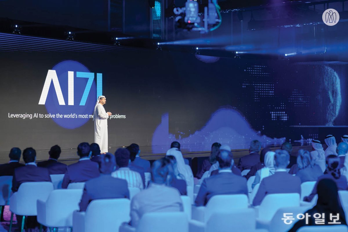 지난해 11월 UAE 최초 AI기업 ‘AI71’ 출범 발표회에서 파이살 알 반나이 아부다비첨단기술연구위원회 사무총장이 발표하고 있다. 아부다비 미디어 오피스 제공.