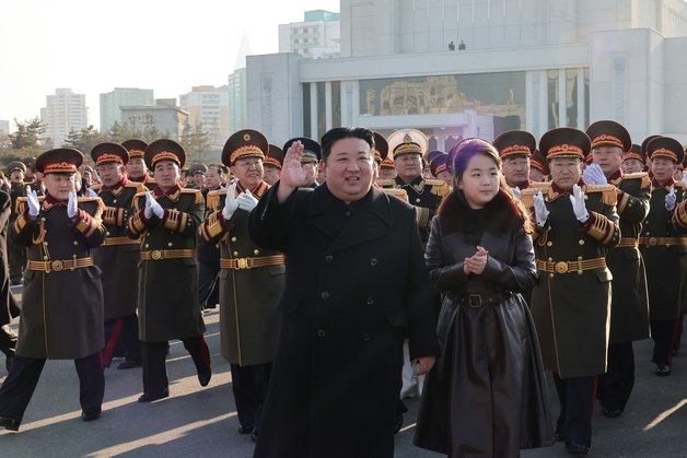 김정은 북한 노동당 총비서가 건군절(인민군 창건) 76돌인 지난달 8일 딸 ‘주애’와 국방성을 축하방문했다고 노동당 기관지 노동신문이 9일 보도했다. (평양 노동신문=뉴스1)