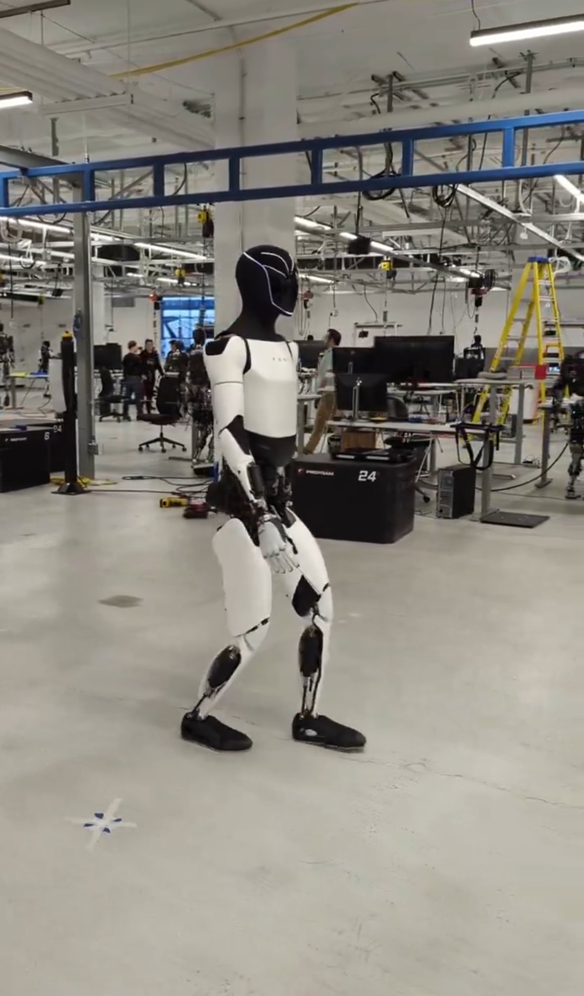 24일(현지 시간) 일론 머스크 테슬라 최고경영자(CEO)가 소셜미디어 ‘X(옛 트위터)’에 공개한 휴머노이드 로봇 ‘옵티머스 2세대’. 로봇이 인간처럼 자연스러운 걸음으로 실내를 걷고 있다. 사진 출처 머스크 X
