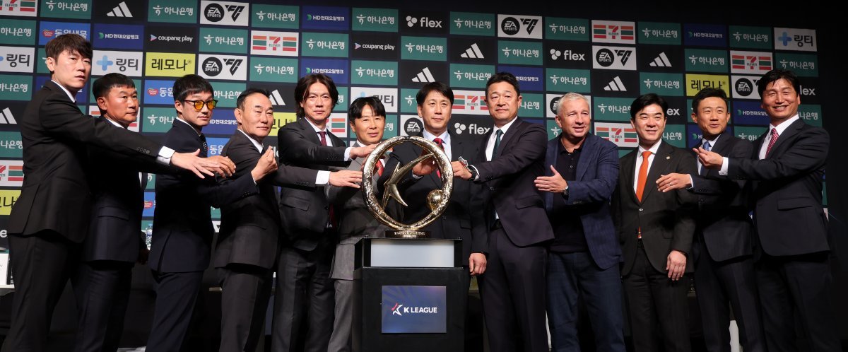 At the professional soccer K League 1 media day event held at The Plaza Hotel in Seoul on the 26th, coaches of each team are taking a commemorative photo with the championship trophy in the center.  From the left, Eun-joong Kim of Suwon FC, Incheon Cho Seong-hwan, Jeong-hyo Lee of Gwangju, Hak-beom Kim of Jeju, Myeong-bo Hong of Ulsan, Ki-dong Kim of Seoul, Tae-ha Park of Pohang, Daejeon Lee Min-seong, Jeonbuk Dan Petrescu, Jeong-hwan Yoon of Gangwon, Won-kwon Choi of Daegu, and Jeong Jeong-yong of Gimcheon.  News 1