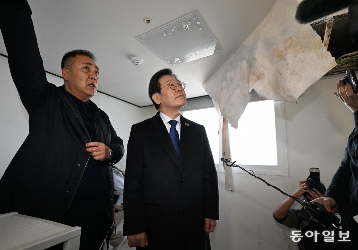 26일 더불어민주당 이재명 대표(오른쪽)가 인천 미추홀구 전세사기 피해 가구를 방문해 천장을 바라보고 있다.