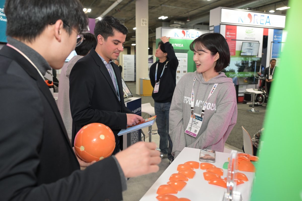 2024년 1월 개최된 CES 2024 기간 동안 서강 글로벌 LINC 서포터즈 (Sogang Global LINC Ambassador) 프로그램에 참여한 서강대학교 학생이 부스방문객에게 담당기업의 제품을 설명하고 있다.