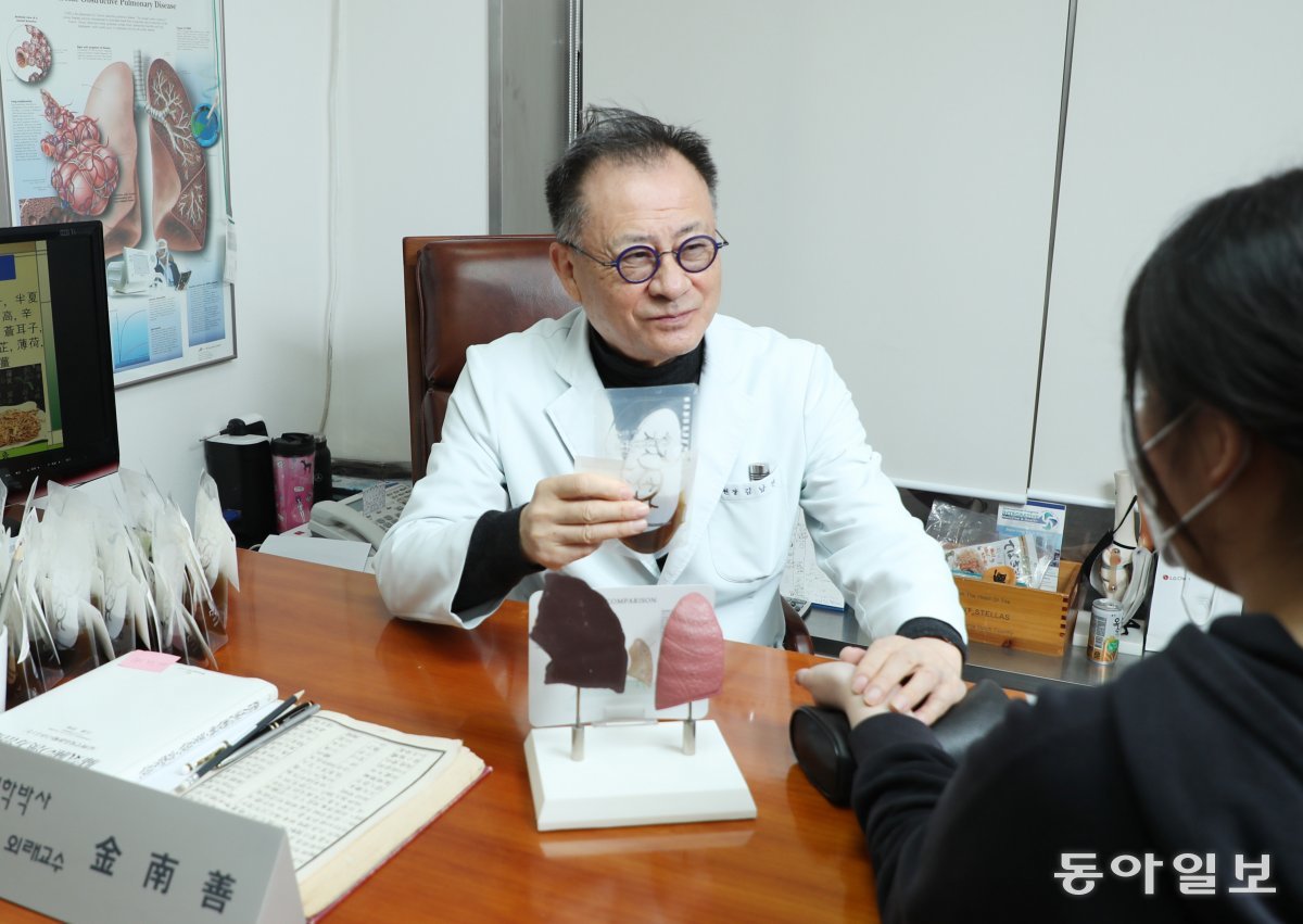 영동한의원 김남선 박사. 영동한의원은 만성폐쇄성폐질환(COPD) 전문 한의원이다. 한방 복합 약물인 김씨공심단과 녹용영동탕으로 
심폐기능을 향상하고 폐의 재생을 도와 호흡곤란, 기침, 가래 등 호흡기의 불편한 증상을 완화해준다. 신원건 기자 
laputa@donga.com