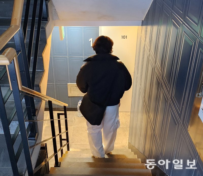 16일 대학생 김인하 씨(24)가 서울 관악구 소재의 한 반지하 방을 보러 계단을 내려가고 있다. 해당 집 보증금은 1000만 원, 월세는 50만 원이었다. 오승준 기자 ohmygod@donga.com