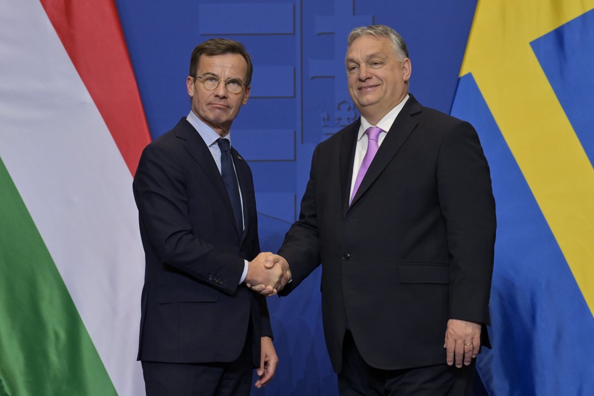 지난 23일(현지시간) 헝가리를 방문한 울프 크리스테르손 스웨덴 총리(왼쪽)가 빅토르 오르반 헝가리 총리와 악수하는 모습. 2024.02.27. [부다페스트=AP/뉴시스]