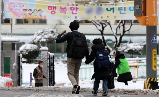 서울의 한 초등학교로 학생들이 등교하는 모습. 뉴스1