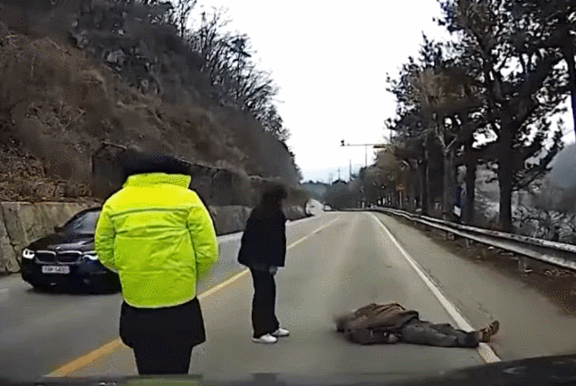 길가에 쓰러진 노인을 구조하는 커플. 한문철 tv 유튜브 영상 캡처