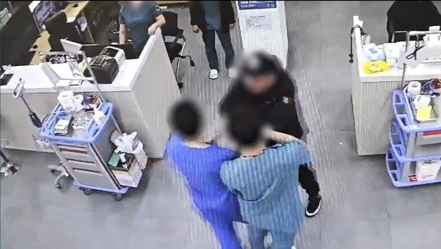 응급의료법위반 혐의로 현행범 체포된 50대 남성이 지난 17일 대전 동구의 한 병원 응급실에서 난동을 부리는 모습이 병원 CCTV에 담겼다…대전경찰청 제공