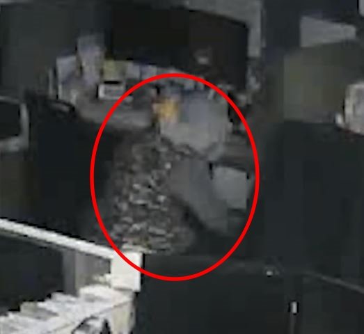 지난달 21일 새벽 1시경 40대 남성 A 씨가 경남 함안군 한 병원 원무과 사무실 책상 서랍에서 돈을 훔치는 모습. 유튜브 채널 ‘경찰청’ 영상 캡처