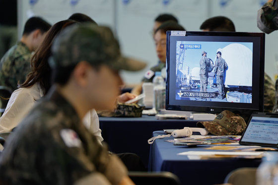 국군장병 취업 박람회를 찾은 장병들이 단기 비상근 예비군 채용 상담을 받고 있다. ⓒ News1