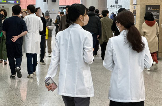 정부 의대정원 확대 정책에 반발하는 전공의 단체행동이 일주일째 이어지는 가운데 26일 서울시내 한 대형 종합병원에서 의료진들이 이동하고 있다. 정부는 전공의 공백을 메우 위해 ‘진료지원인력(PA)’ 간호사 시범사업을 본격 시행한다. 2024.2.26. 뉴스1