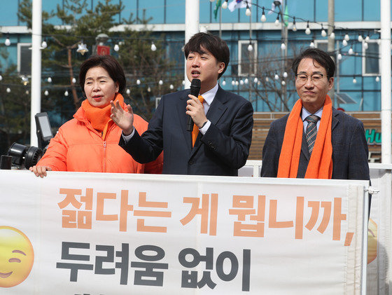 이준석 개혁신당 대표가 27일 오후 경기 용인시 처인구 용인중앙시장을 방문해 길거리 정책 홍보를 하고 있다. 2024.2.27. 뉴스1