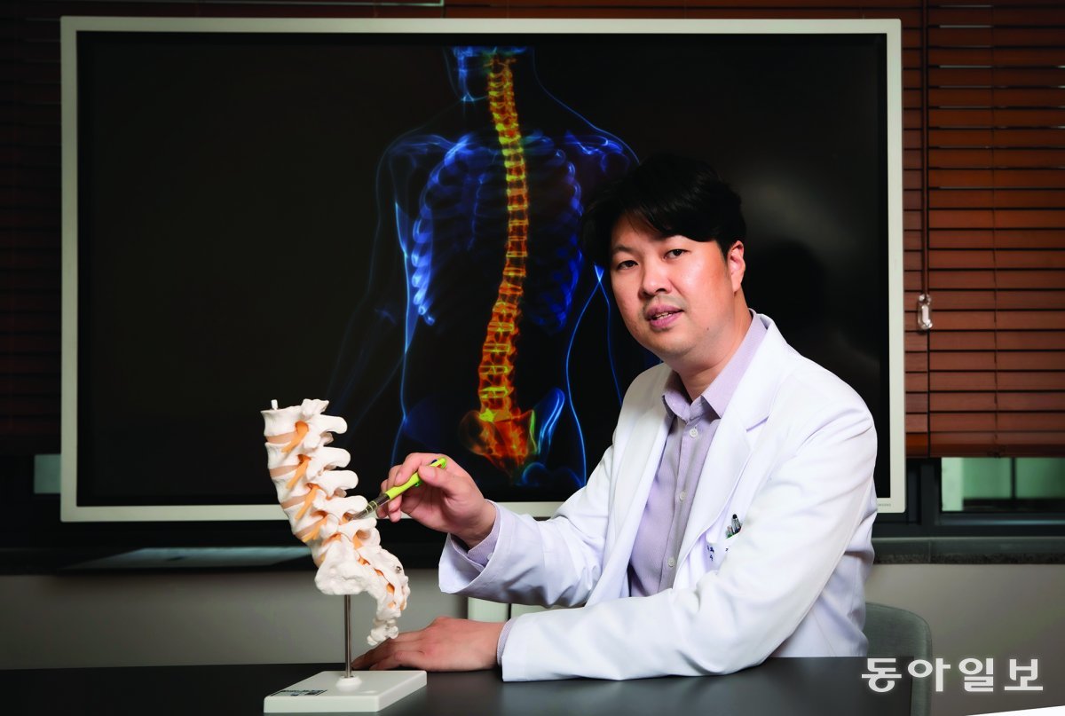 척추의 구조에 대해 설명하는 허준석 고려대학교 안암병원 신경외과 교수. 박해윤 기자