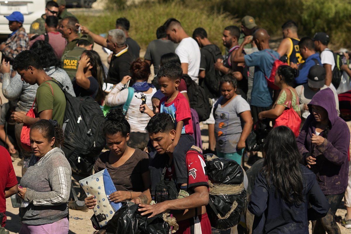 지난해 10월 리오그란데 강을 통해 멕시코에서 미국으로 국경을 넘어온 이민자들이 미 텍사스주 이글 패스에서 세관과 국경순찰대의 허가 절차를 받기 위해 대기하고 있다. 이글 패스=AP 뉴시스
