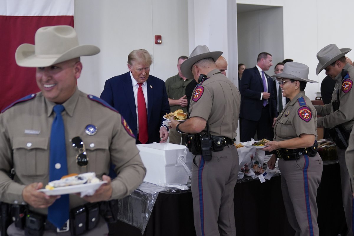 지난해 11월 트럼프 전 대통령이 추수감사절을 맞아 미국 텍사스주 에딘버그의 사우스 텍사스 국제공항에서 텍사스 공공안전부(DPS) 대원들에게 음식을 나눠주고 있다.  에딘버그=AP 뉴시스