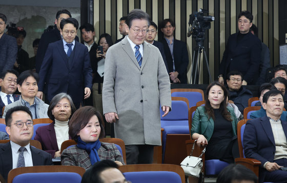 이재명 더불어민주당 대표가 27일 서울 여의도 국회에서 열린 의원총회에 참석하고 있다. 2024.2.27/뉴스1