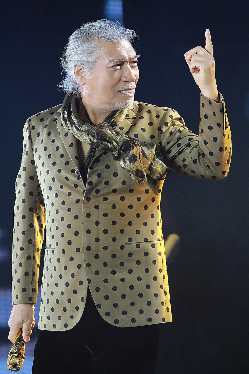 1966년 데뷔 이래 58년간 한국 트로트의 역사를 써내려 간 가수 나훈아가 무대에서 열창하는 모습. 나훈아는 27일 ‘고마웠습니다’로 시작되는 편지를 통해 은퇴를 시사했다. 예아라 예소리 제공
