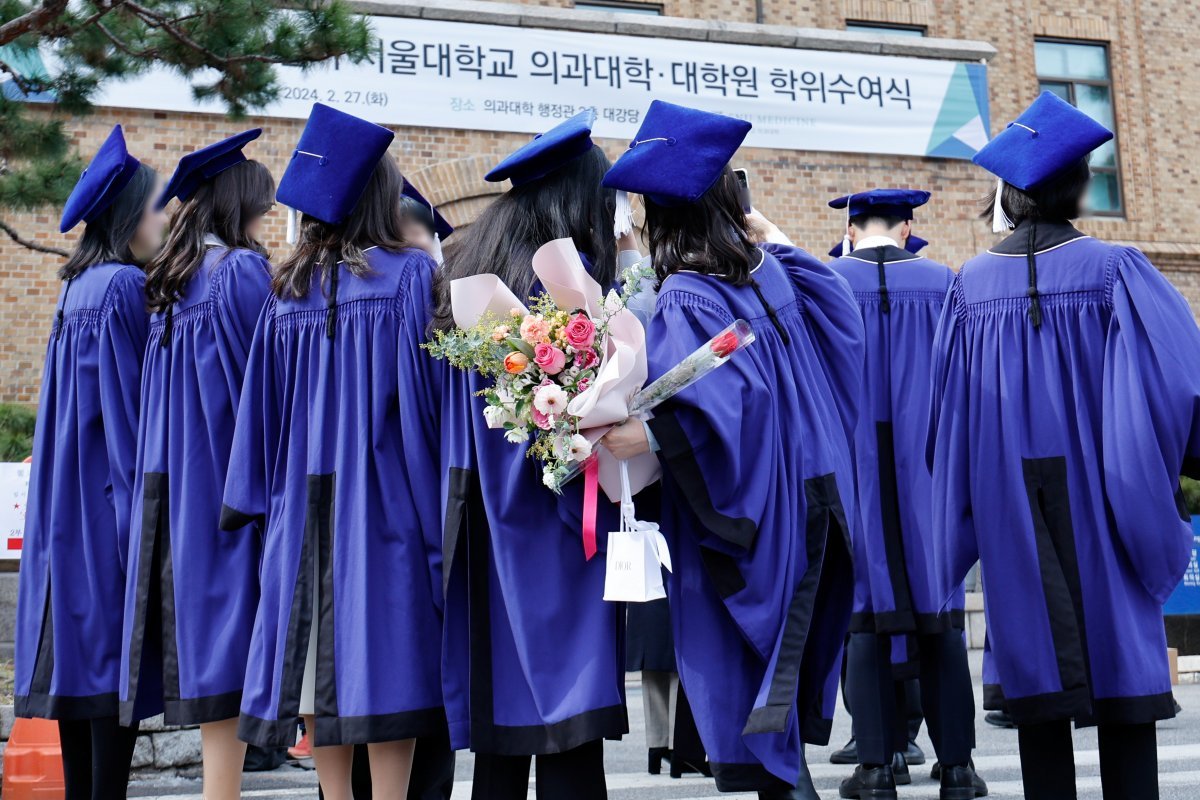 서울대학교 의과대학·대학원 학위수여식이 열린 27일 종로구 서울대 의대에서 졸업생들이 기념사진을 찍기 위해 기다리고 있다. 뉴스1