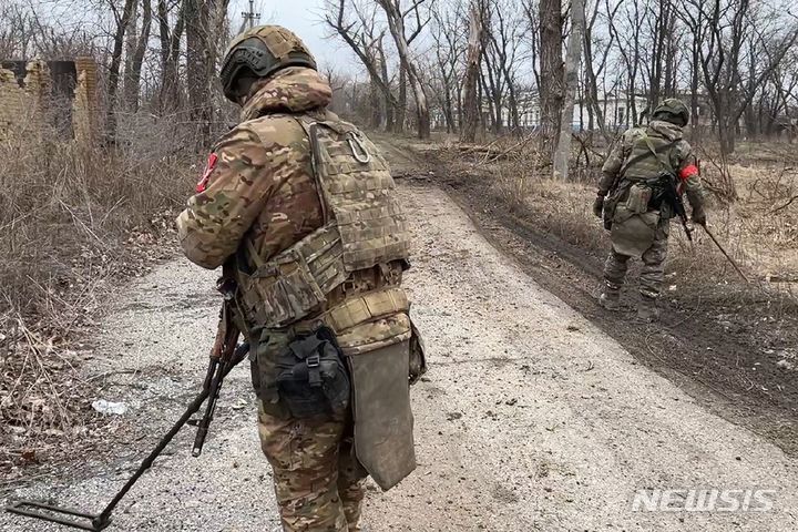 지뢰제거 작전을 진행하고 있는 우크라이나군. 뉴시스