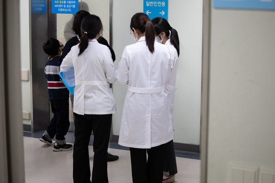 정부의 의대정원 확대 정책에 반발하는 전공의 단체행동이 9일째 이어진 28일 서울 시내 한 대학병원에서 의료진이 이동하고 있다…2024.2.28/뉴스1 ⓒ News1