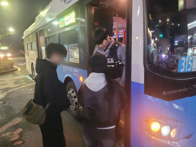 연동지구대 김상준 순경이 지난 25일 오후 중국인 관광객이 버스에서 분실한 가방을 찾아 인계하고 있다. (제주서부경찰서 제공)