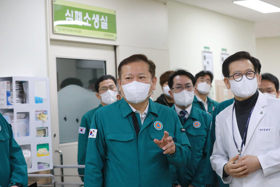 이상민 행정안전부 장관이 28일 오전 충북 청주의료원 응급실을 찾아 지역 필수의료 대응상황을 점검하고 있다. 뉴스1