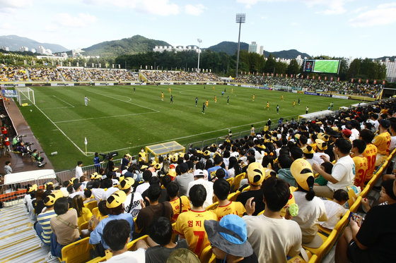 프로축구 광주FC가 24일 전북현대와 K리그1 31라운드 1대를 펼친 광주축구전용구장. 11경기 무패행진을 위해 전석매진으로 가득찬 응원단. 2023.9.24. 뉴스1