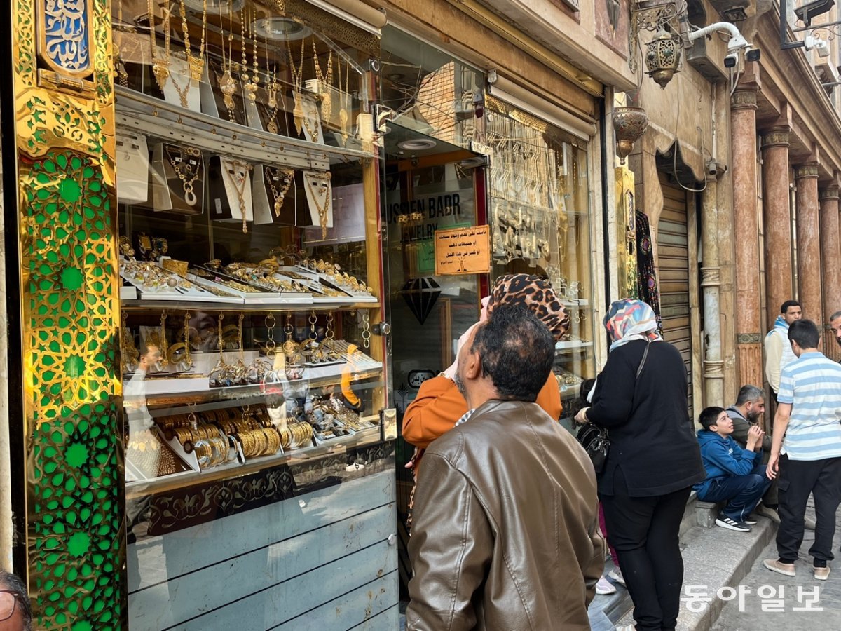 21일(현지 시간) 이집트 카이로에 있는 칸엘칼릴리 시장. 귀금속 가게 앞에서 한 부부가 상품들을 둘러보고 있다. 이집트 통화 가치 하락이 장기화될 조짐에 금 투자에 나선 이들이 늘었다. 카이로=김기윤 특파원 pep@donga.com
