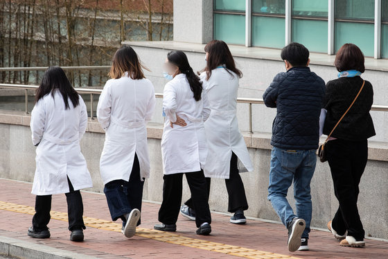 정부의 의대정원 확대 정책에 반발하는 전공의 단체행동이 9일째 이어진 28일 서울 시내 한 대학병원에서 의료진이 이동하고 있다.  2024.2.28. 뉴스1
