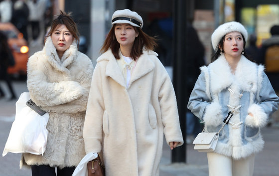 추위가 다소 누그러지면서 평년 기온을 회복한 26일 오후 서울 명동거리에서 관광객들이 걸어가고 있다. 2024.1.26 뉴스1