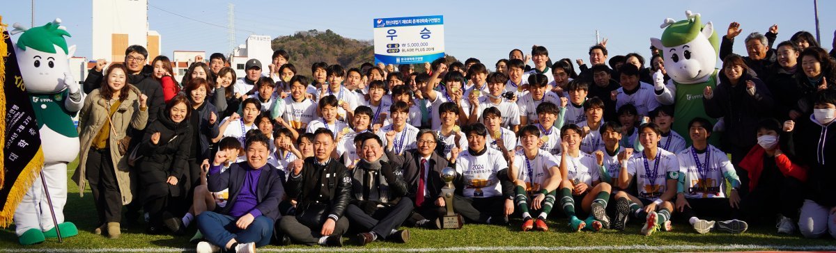 부산 동명대 축구부가 27일 경남 통영시 공설운동장에서 열린 춘계대학축구연맹전 한산대첩기 결승전에서 우승한 뒤 기념 촬영을 하고 있다. 동명대 제공