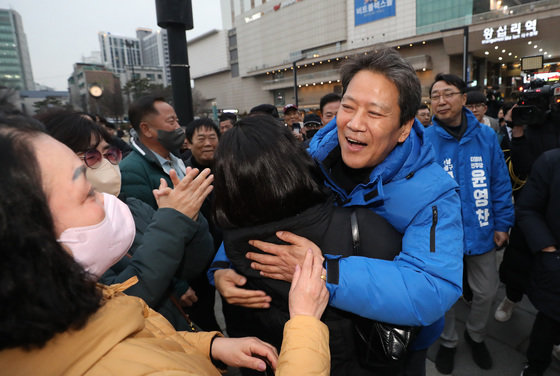임종석 전 대통령비서실장이 28일 오후 서울 성동구 왕십리역 광장에서 시민들과 포옹을 나누고 있다. 2024.2.28 뉴스1