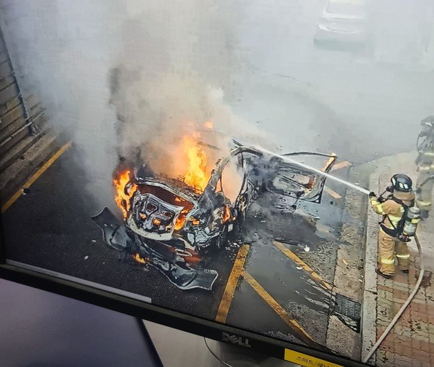 28일 오후 4시 17분경 인천 서구 가좌동 도로에서 차량에 불이 났다. 인천소방본부 제공