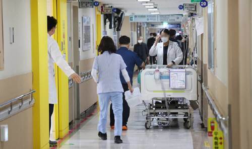 지난 20일 광주 동구 조선대병원에서 의료진들이 환자를 돌보고 있다. 뉴스1