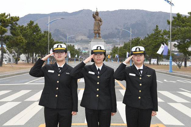 첫째 정혜미 중사(왼쪽부터), 셋째 정상미 하사, 둘째 정선미 하사(사진 오른쪽). (해군 제공)