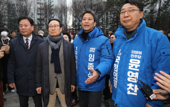 임종석 전 대통령비서실장이 28일 오후 서울 성동구 왕십리역 광장에서 취재진들의 질문에 답하고 있다. 왼쪽부터 송갑석 더불어민주당 의원, 홍영표 의원, 임 전 비서실장. 윤영찬 의원./뉴스1