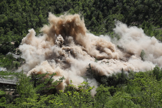 지난 2018년 5월 24일 북한 핵무기연구소 관계자들이 함경북도 길주군 풍계리 핵실험장 폐쇄를 위한 폭파 작업을 했다. 사진은 지휘소와 건설노동자 막사가 폭파되는 모습. 사진공동취재단